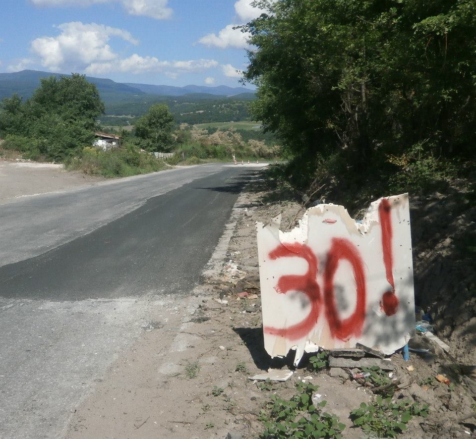 Твоята новина: Комични табели стряскат по пътя Бяга - Брацигово 2 08puti2