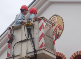 Свети Стефан грейна на фасадата на Арменската църква
