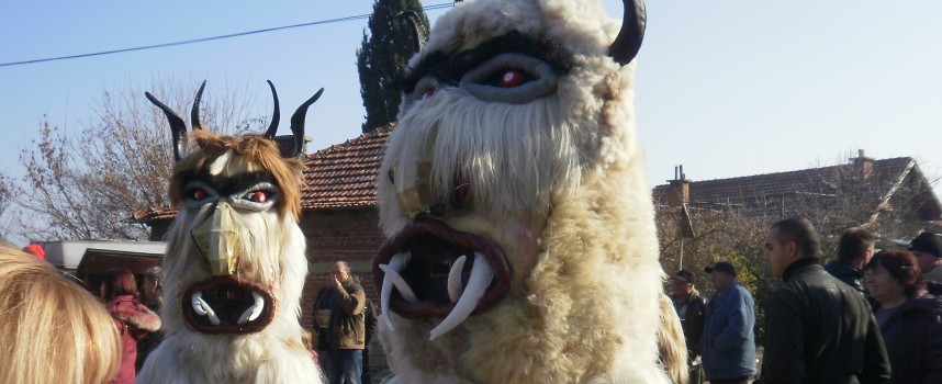 Във Варвара: Кукери тръскат гриви и гонят злото в първия ден на годината