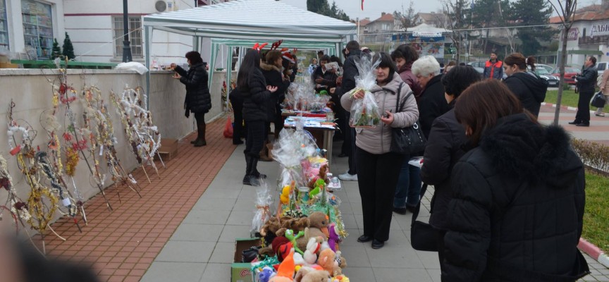 В Стрелча: 25 деца получиха получиха по 254 лв. под формата на ваучер за дрехи, обувки и храна