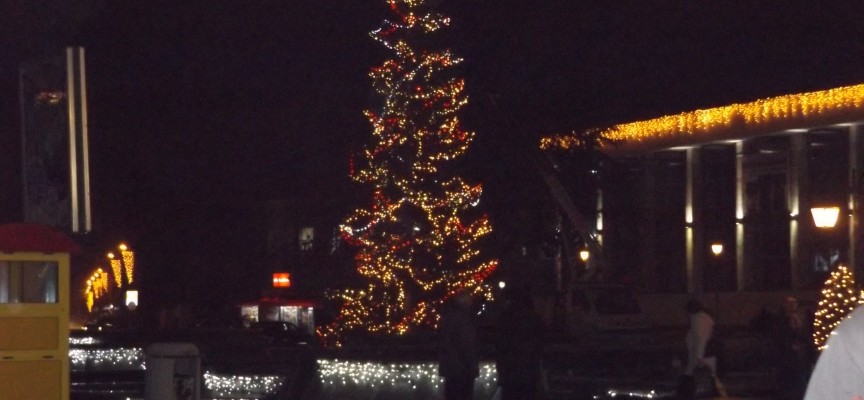 Тази вечер кметът Тодор Попов пали светлините на Новогодишната елха