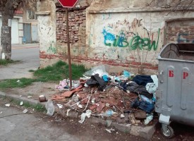 Читателска връзка: Отпадъци в сърцето на града стоят от един месец