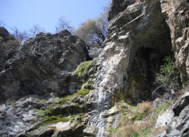 Съботни маршрути: Богородица и младенецът се явяват пред входа на тайнствена пещера край Ракитово