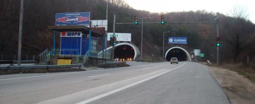 Карайте внимателно в тунела „Траянови врата“ правят ремонт на тръбата за Бургас