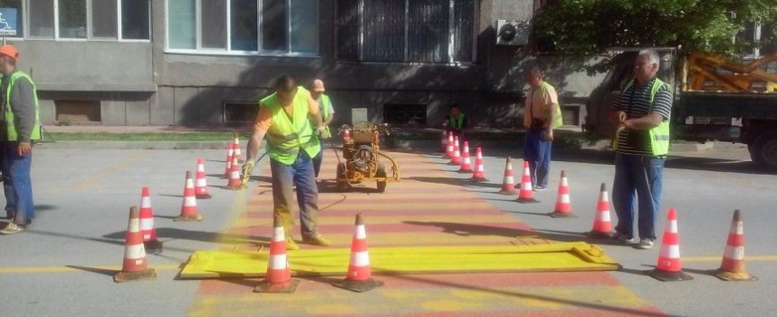 Обновяват пътната маркировка на бул. „Александър Стамболийски“, кърпят дупки на пътя за Ветрен
