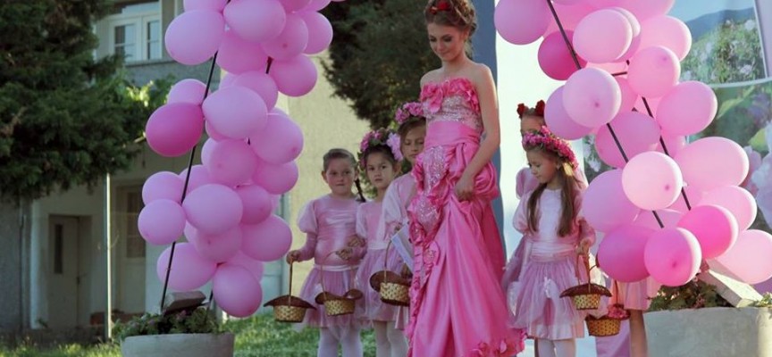 17 годишна красавица бе избрана за „Царица Роза“ в Стрелча