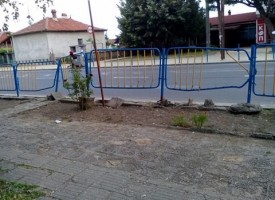 Читателска връзка: Трактор събори ограда в Звъничево, още стои крива