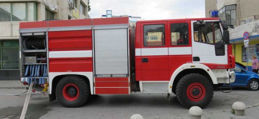 Вятърът събори клон в Пазарджик и разпали два пожара в Добровница и Белово, комин пламна в Главиница