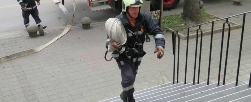 Пет пожарни гасиха Завода за хартия в Белово