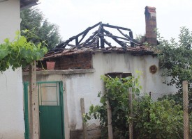 Гръм удари къща в Карабунар, овъгли покрива ѝ
