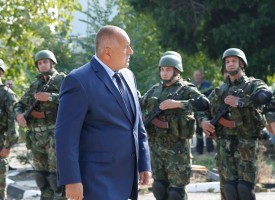 Вижте как посрещнаха премиера Бойко Борисов във военната база в Црънча