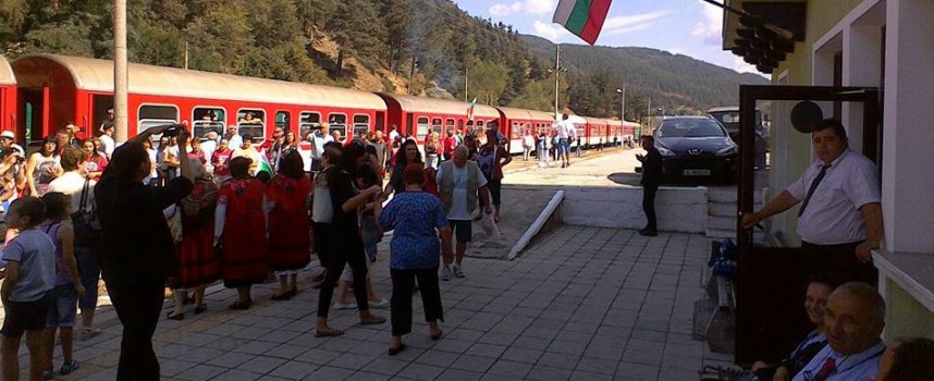 По теснолинейката: Влак „Юндола“ пълен с празнуващи на 1 юли