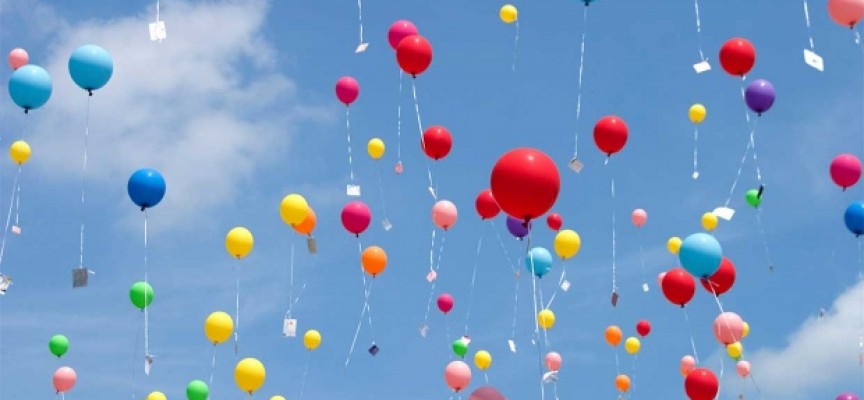 100 балона литват над „Аксаков“ за Международния ден на ученика