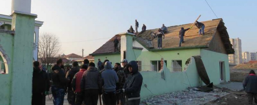 Роми рушат оградата на Абу Бекир в кв. „Изток“