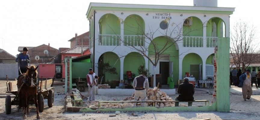 Ромите събориха оградата на джамията в „Изток“, Муса не се появи
