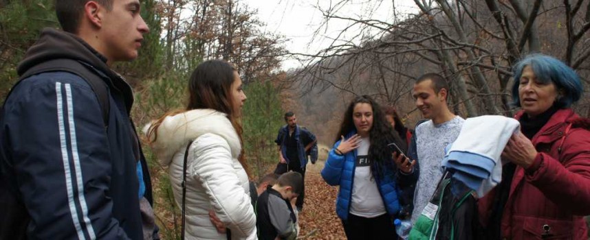 Млади туристи от Сградото на първи поход в планината
