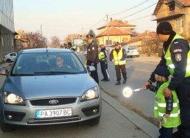 Децата помагат на „Пътна полиция“ в акция за безопасно шофиране