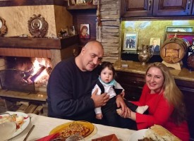Бойко Борисов показа внуче и честити на феновете във фейсбук