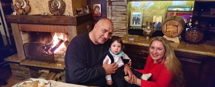 Бойко Борисов показа внуче и честити на феновете във фейсбук
