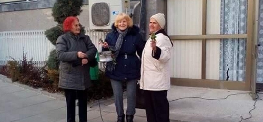 В Стрелча: Наричане на китки представиха фолклорен състав и пенсионерски клуб