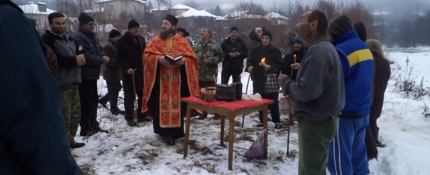 В Тополница: Хвърлят кръста в Калугерово, Лесичово и Юнаците