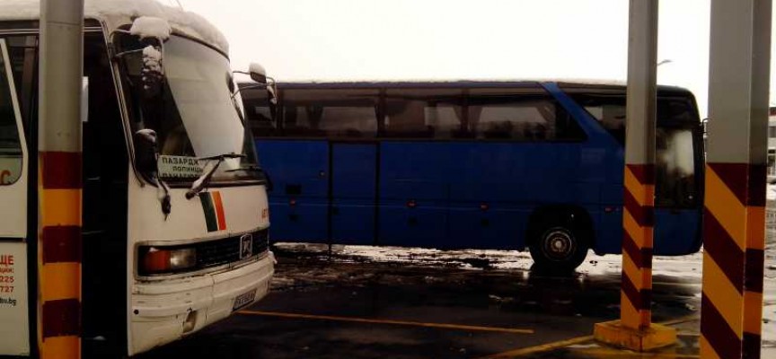 На Автогарата: Сняг отмени първия курс към Велинград, сега всичко е наред