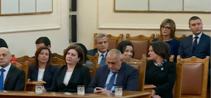 Депутатите не внимаваха по време на речта на Радев, Борисов си човърка телефона