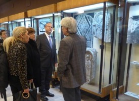 Американският посланик разгледа експозицията на музея в Пазарджик