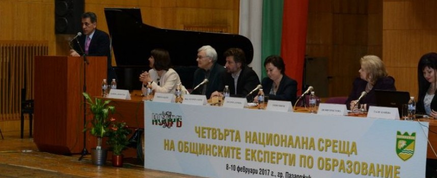 Кметът Тодор Попов приветства участниците в Национална среща на експертите по образование