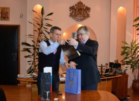 Кметът на Пазарджик прие посланика на Русия, дари го с уникална книга