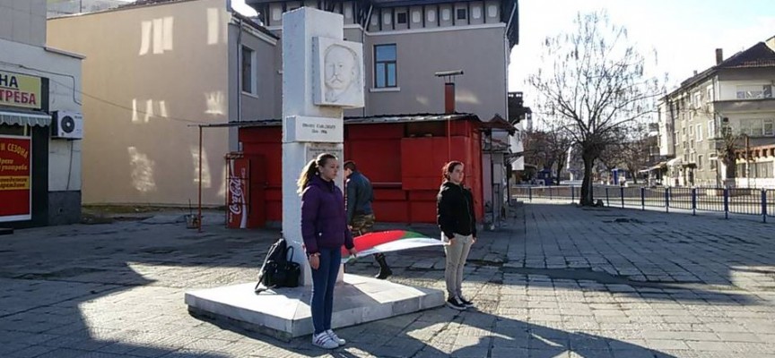 Патриотизъм в действие: Ученици на стража пред паметника на Ованес Съваджиян