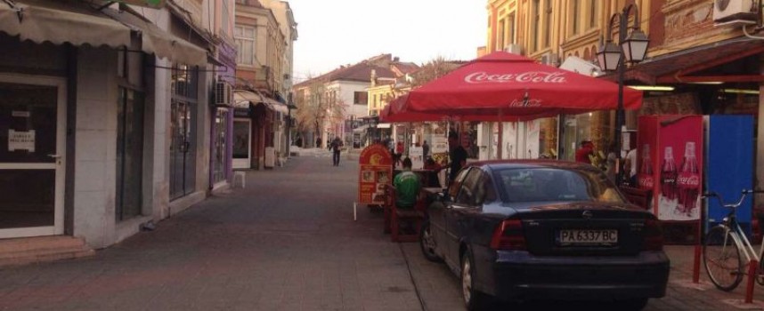 Пазарджиклии: Обърнаха пешеходната зона на паркинг