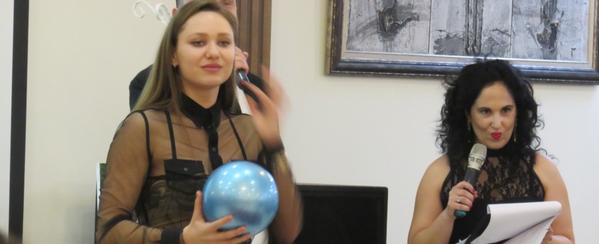 Адвокат Петя Кърпарова купи топката на Рени Камберова на благотворителния търг, събрахме 10 500 лв.