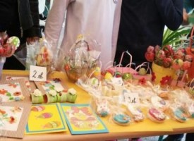 Майките от Сдружение „Подай ръка и подкрепи“ с Великденски базар на Тортата