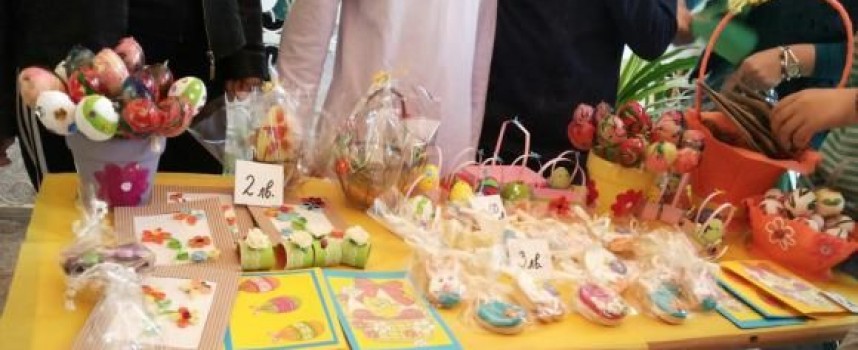 Майките от Сдружение „Подай ръка и подкрепи“ с Великденски базар на Тортата