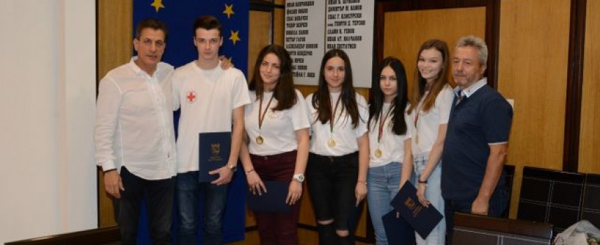 Грамоти и ваучери за книги получи младежкият отбор на БЧК – Пазарджик