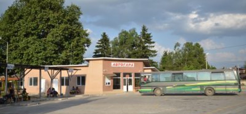 Читателска връзка: Автобусът от Дорково до Велинград пътува с отворена врата при минус три градуса