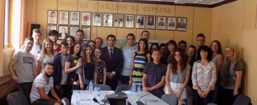 Стрелча: Кметът се срещна с участници в „Европейски младежки форум на селските райони”