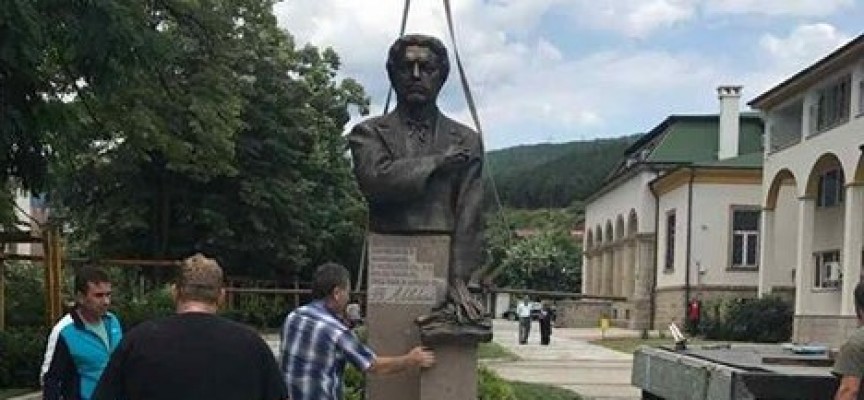 Пещера: Монтираха паметника на Васил Левски на рождения му ден
