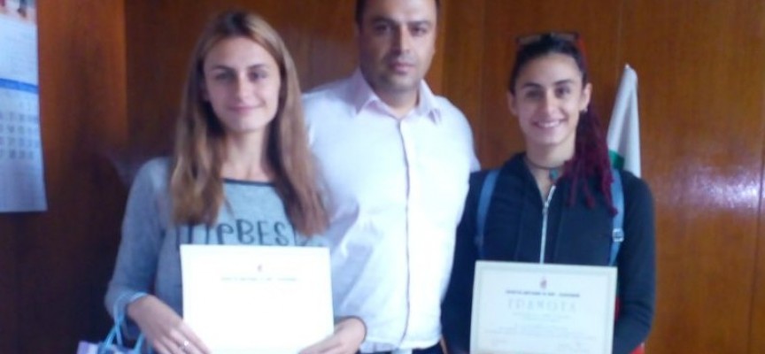 Симона и Стела Нешеви получиха грамоти и награда за стореното от тях добро