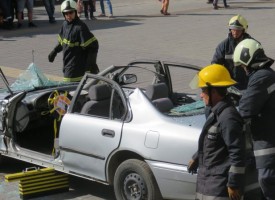Пожарникари „транжираха“ кола пред Театъра