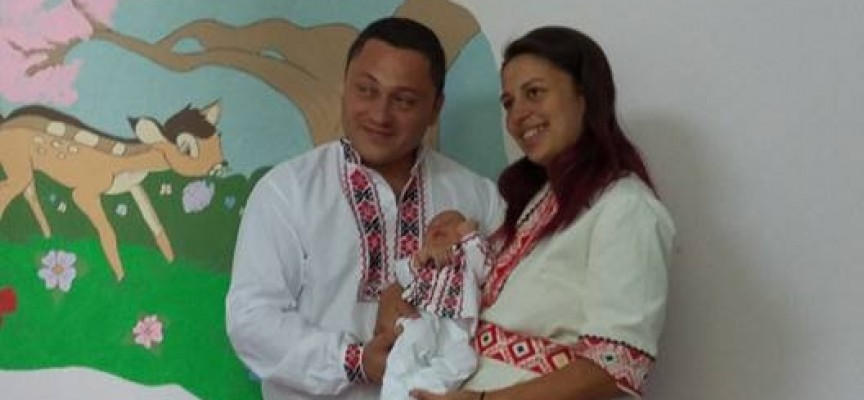 В Деня на Независимостта: Изписаха бебе в национална носия от Родилното в „Здраве“
