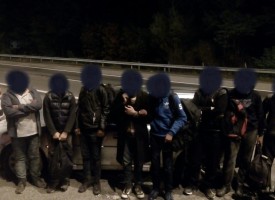 Деветима нелегални мигранти и каналджията им са задържани на АМ“Тракия“
