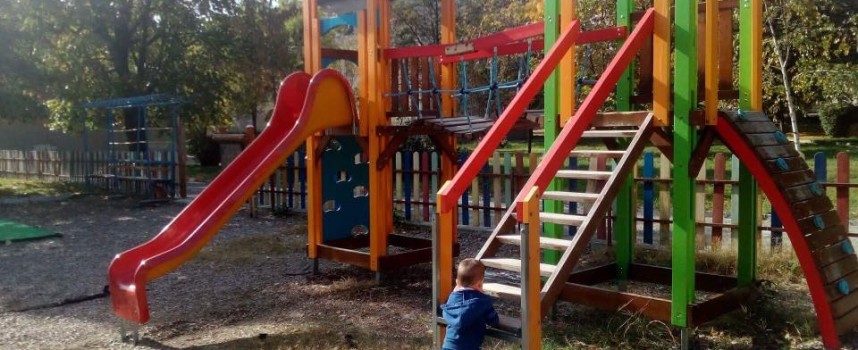 Стрелча: Детската площадка в парка вече е обновена