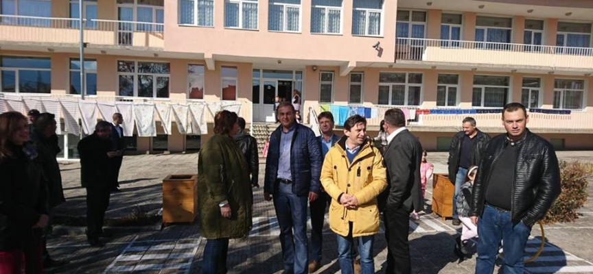 Сърница: Три нови детски площадки бяха открити днес