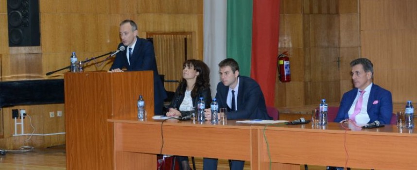 Министър Вълчев препоръча коректен диалог със синдикатите
