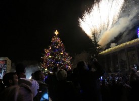Коледната елха грейна в центъра на Пазарджик
