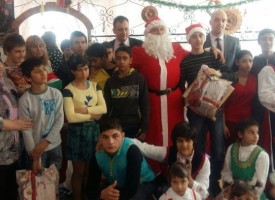 Дядо Коледа зарадва децата от Центровете за настаняване от семеен тип в Лесичово