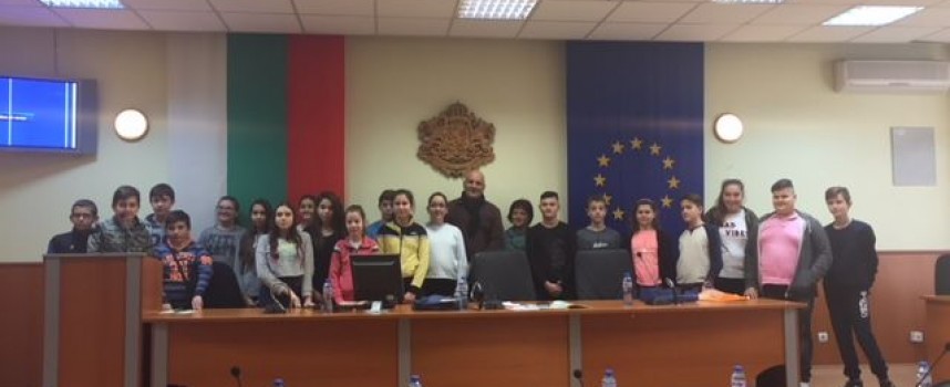 Деца от ОУ „Климент Охридски“ се превърнаха в общински съветници за час