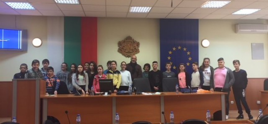 Деца от ОУ „Климент Охридски“ се превърнаха в общински съветници за час